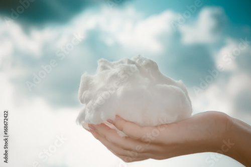 Εκτύπωση καμβά Fluffy cloud on a palm / Turquoise cloudscape behind