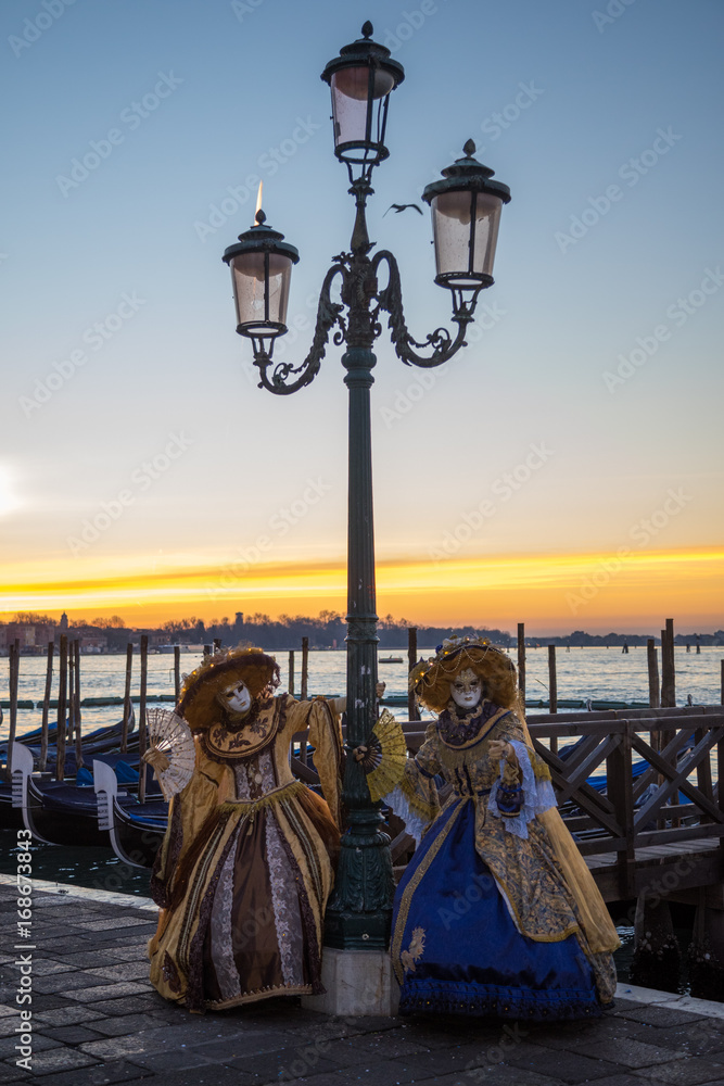 Venedig, Karneval, Menschen an Laterne