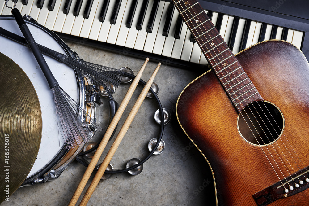 Obraz premium grupa instrumentów muzycznych, w tym gitara, bęben i klawisze