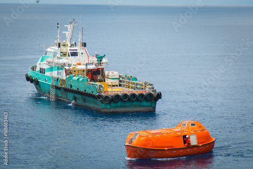 Fotografie life boat or rescue boat  at oil and gas platform duering test for preventive m