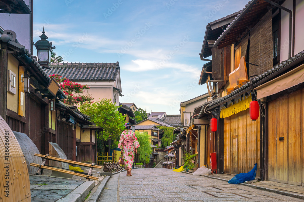 Obraz premium Japanese girl in Yukata with red umbrella in old town Kyoto