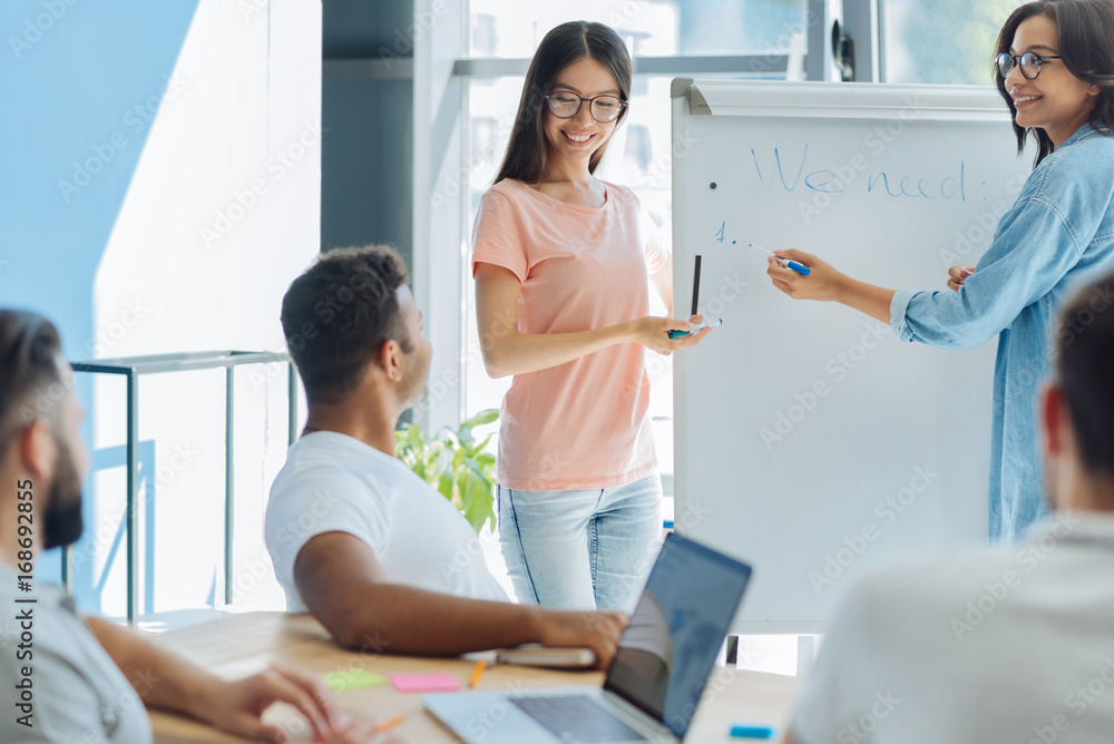 Obraz premium Nice young woman assisting a training officer