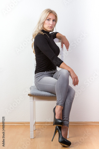 Einfaches Portrait einer jungen Frau mit blonden langen Haaren