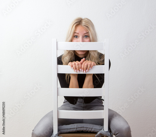 Einfaches Portrait einer jungen Frau mit blonden langen Haaren photo