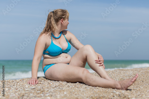 Fotografie Overweight blond at the sea