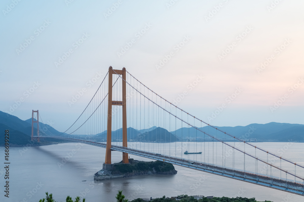Obraz premium zhoushan xihoumen bridge at dusk