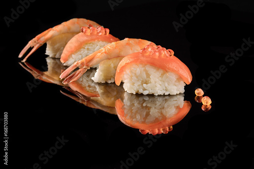 Photo Japanese Sushi whith salmon and shrimps on black background and whith reflection