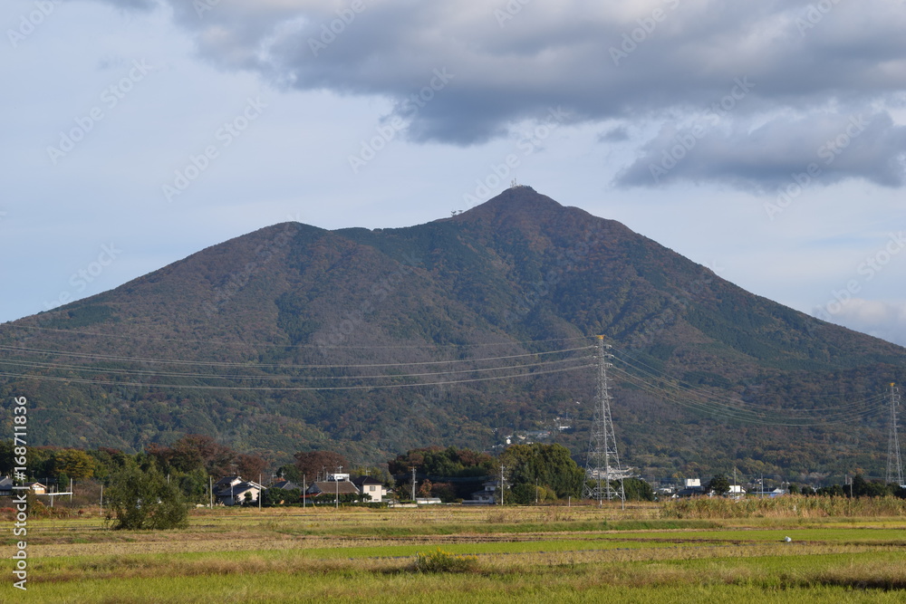 筑波山 ／ 日本百名山、日本百景、関東の富士見百景、日本の地質百選に選定されている筑波山です。茨城県の県西地方からの眺めが美しいとされており、筑西市から撮影しました。