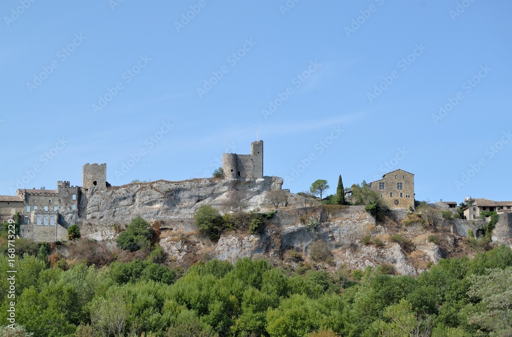 Le village d'Aiguèze surplombant l'Ardèche