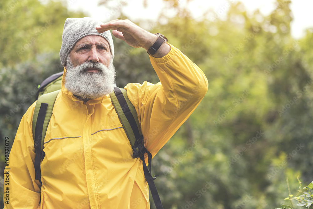 Obraz premium Thoughtful senior male traveler looking at natural scene