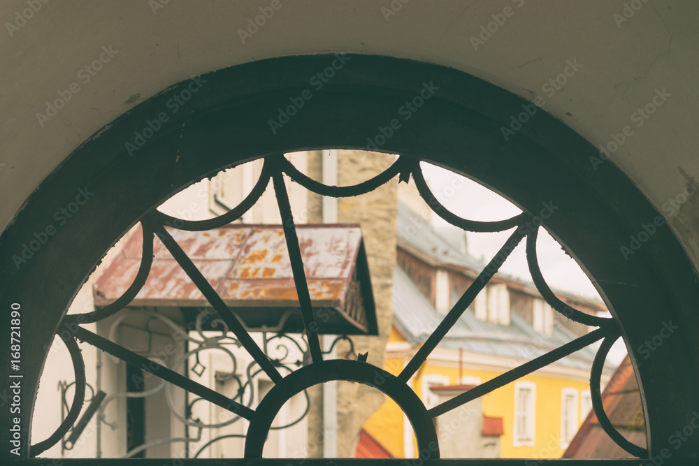 The open-loop round window in the city