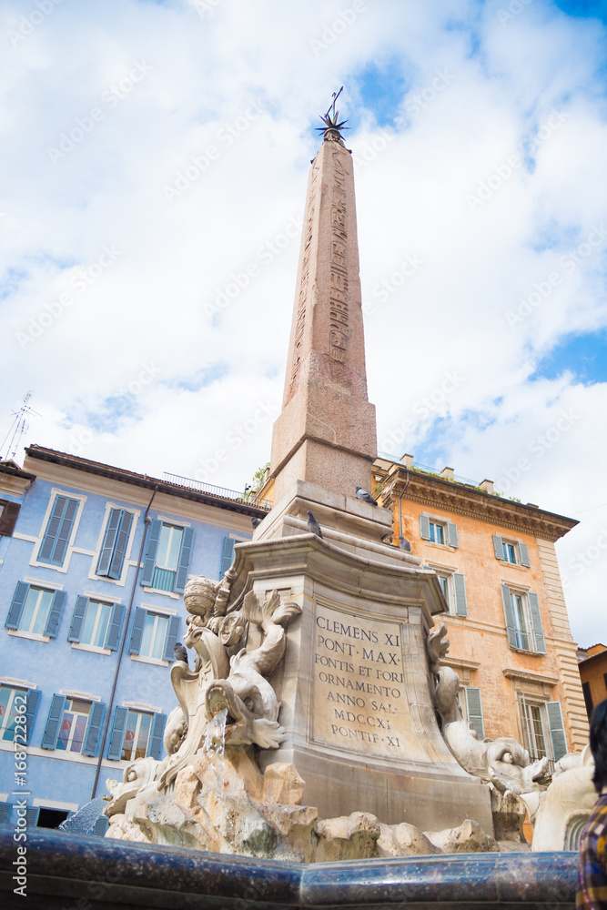 Fototapeta premium pantheon fountain in rome