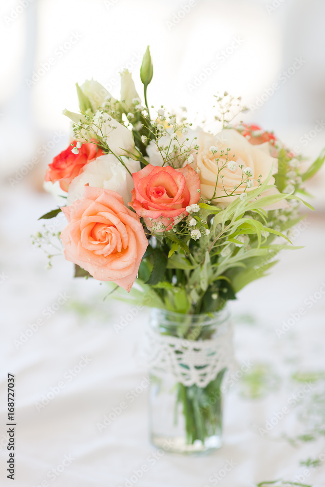 Bouquet de fleurs dans vase en verre Bouquet de fleurs dans vase en verre