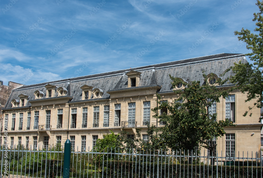 Façade historique du Tribunal Administratif au centre de Paris