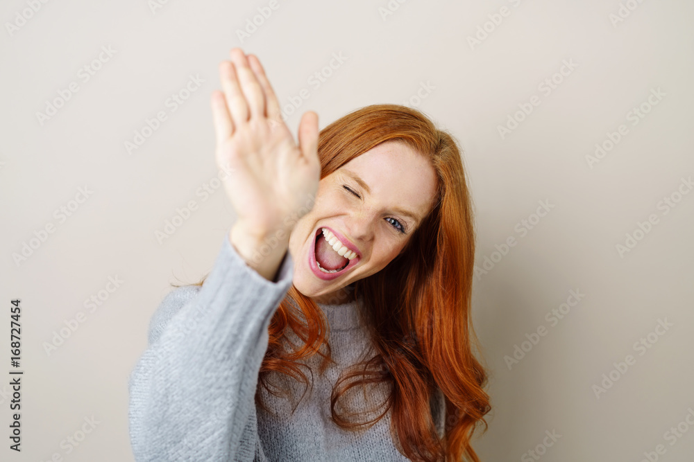 lachende frau hält die hand zum high five hoch lachende frau hält die hand zum high five hoch