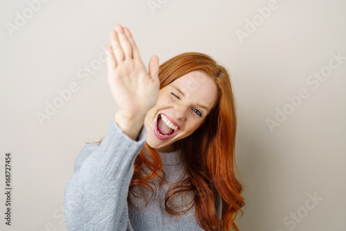 Foto lachende frau hält die hand zum high five hoch