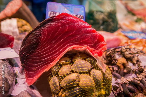 świeży kawałek tuńczyka w markecie rybnym