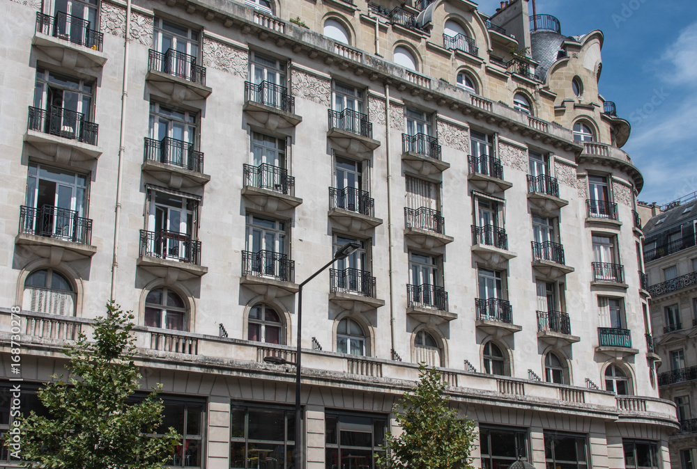 Façade typique du Boulevard Haussann à Paris Façade typique du Boulevard Haussann à Paris