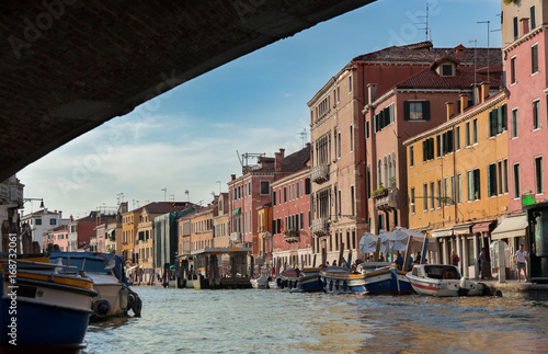 Canal de Venecia bajo un puente