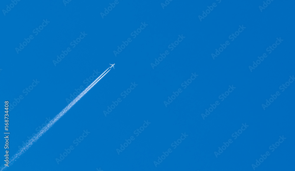 Aeronave cruzando o céu azul. Aeronave cruzando o céu azul.