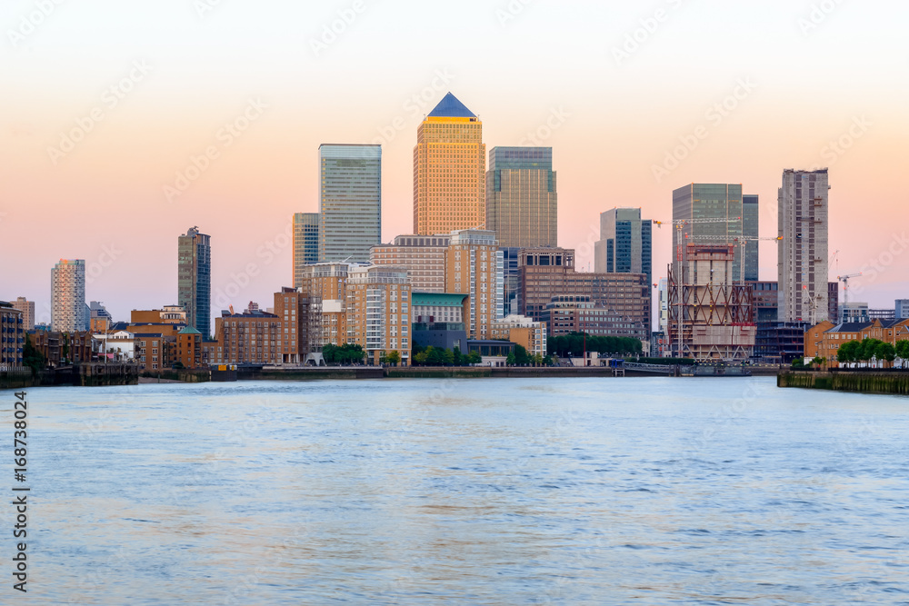 Obraz premium Pink sunset at Canary Wharf in London