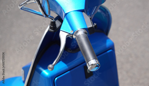 Lenker eines Motorrollers in blau