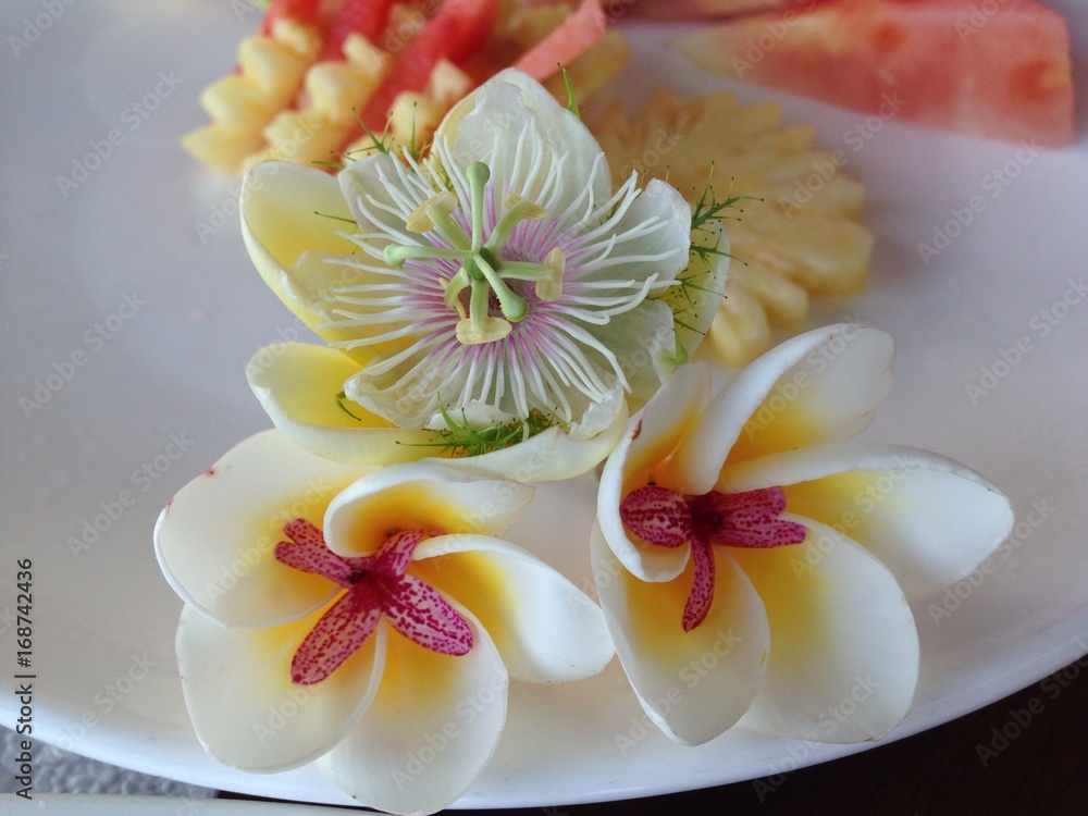 Melonen Ananas Dessert mit Plumeria Blüten Deko Melonen Ananas Dessert mit Plumeria Blüten Deko