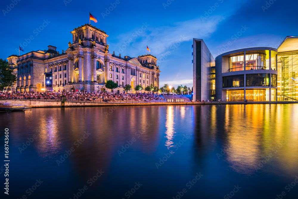 Reichstag und Paul Loebe Haus in Berlin am Abend, Deutschland