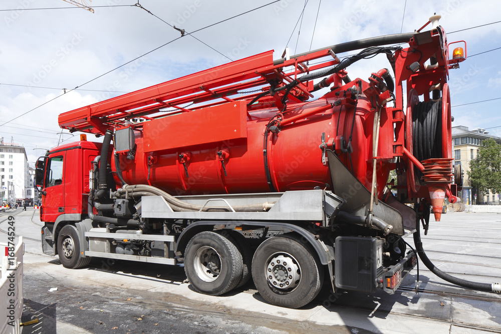 LKW, Rotes Spezialfahrzeug mit Tank für Kanalreinigung