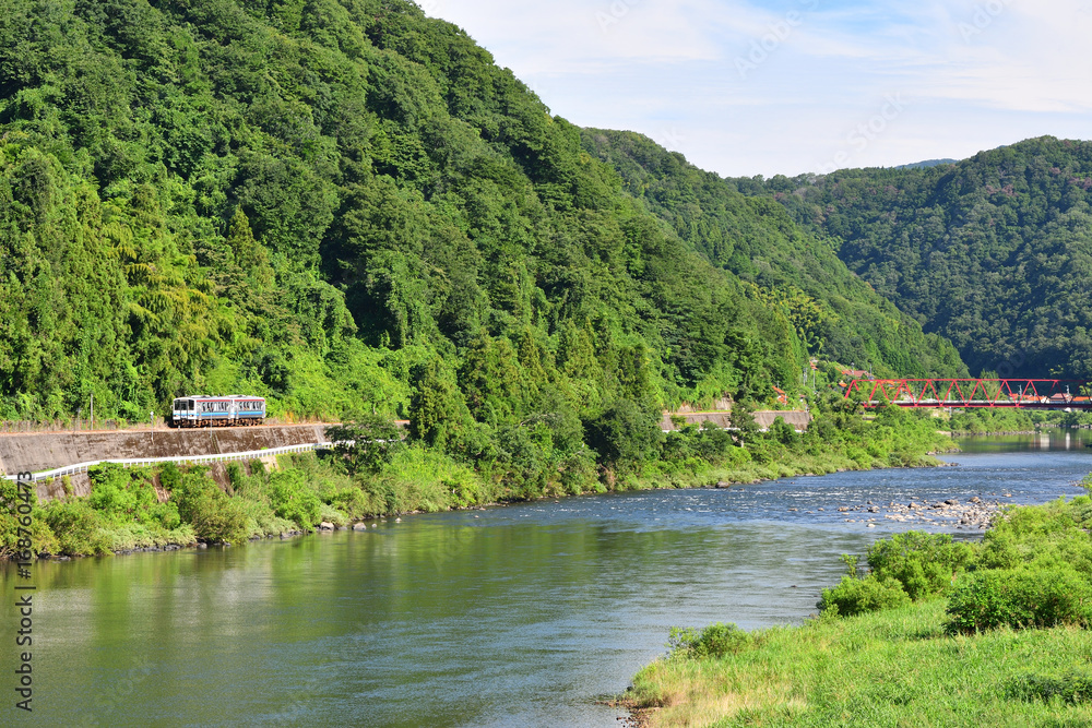 Obraz premium 渓谷を走る三江線