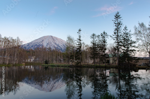 池に映る羊蹄山