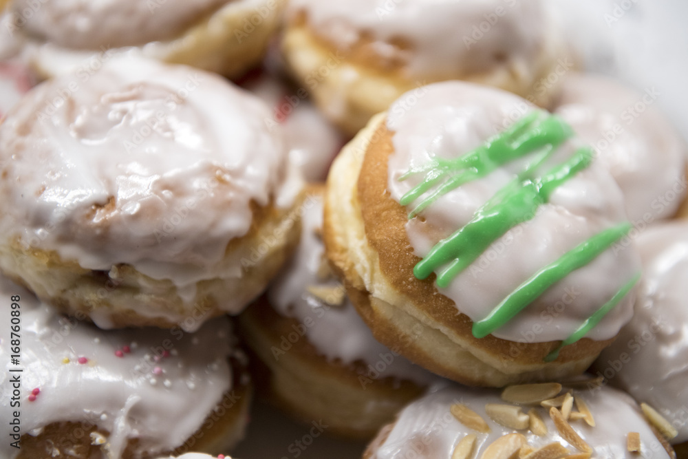 mit Zuckerguss überzogene Berliner Pfannenkuchen mit Zuckerguss überzogene Berliner Pfannenkuchen