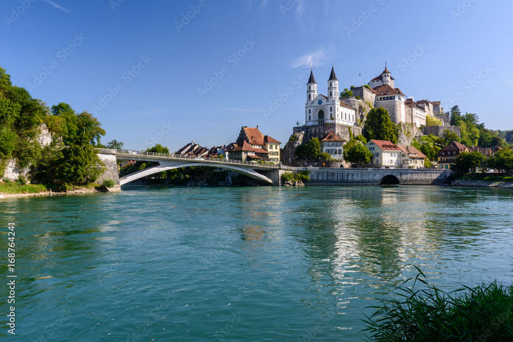Stadt mit Schloss am Fluss in der Schweiz 