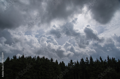 Unter Wolken