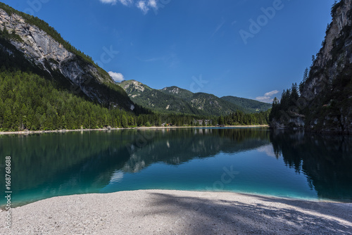 lago italia paesaggio italiano acqua montagna dolomiti natura blu di tirolo estate viaggio foresta europa autunno roccia scenico scenario