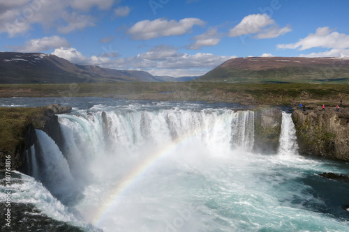 Wasserfall mit Regenbogen