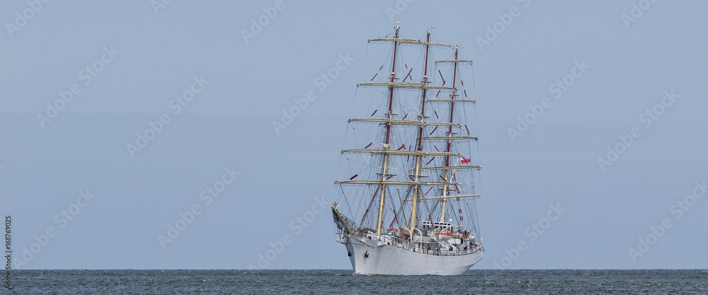 Obraz premium SAILING SHIP - Frigate Dar Mlodziezy at sea