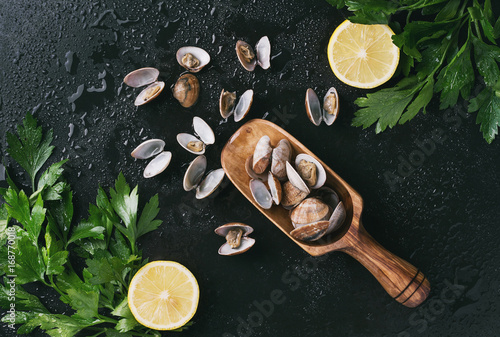 Vongole shellfish with lemon