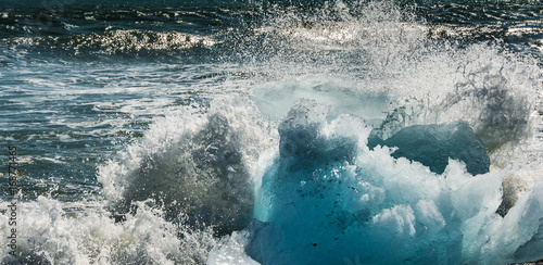 Blocs de glace rejetés sur la plage à proximité du Jökulsárlón en Islande