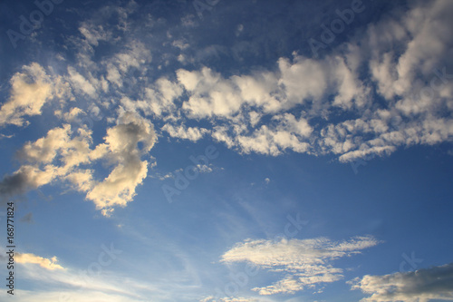 Atardecer con nubes blancas photo