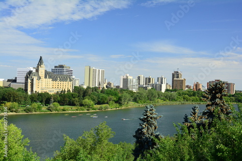Quadro em tela The skyline of Saskatoon Saskatchewan with the South Saskatchewan river running through it