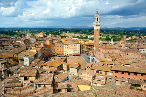 Citta di Siena, edifici medievali in Toscana italia © DD25