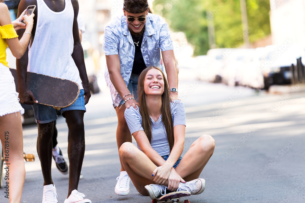 Obraz premium Group of active teenagers making recreational activity in an urban area.
