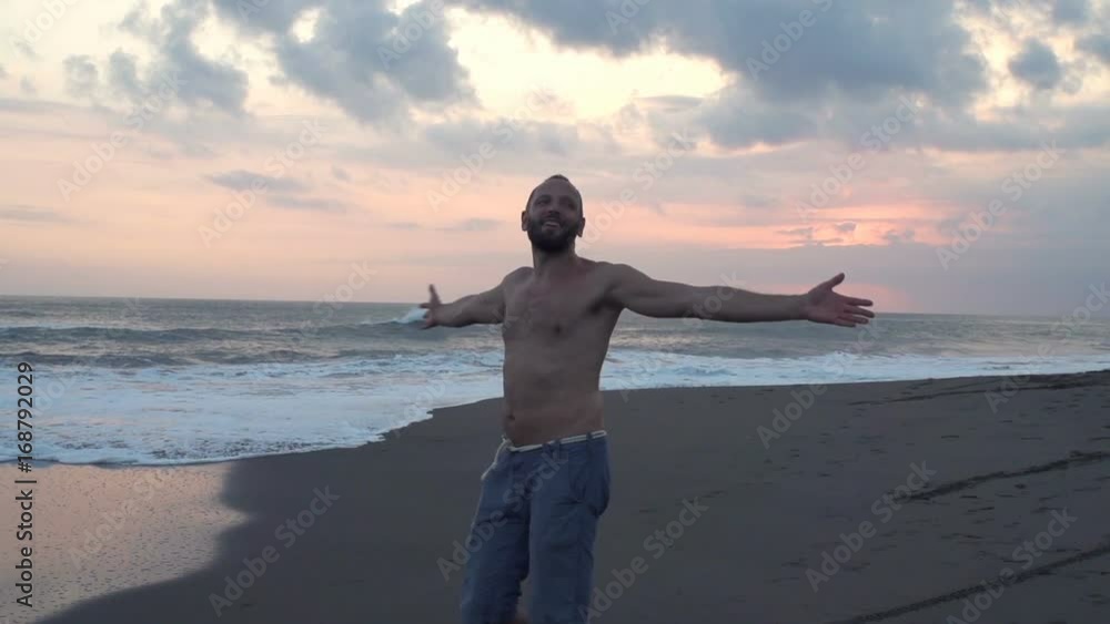 Happy man turning around on beach during sunset, super slow motion 240fps
Happy man turning around on beach during sunset, super slow motion 240fps