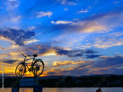 Fahrrad Silhouette vor dramatischem Abendhimmel © Harald Landsrath