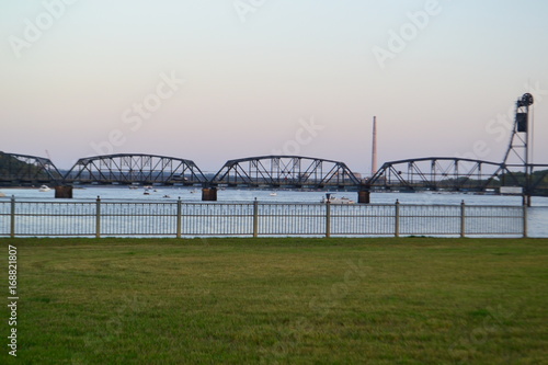 Lift bridge