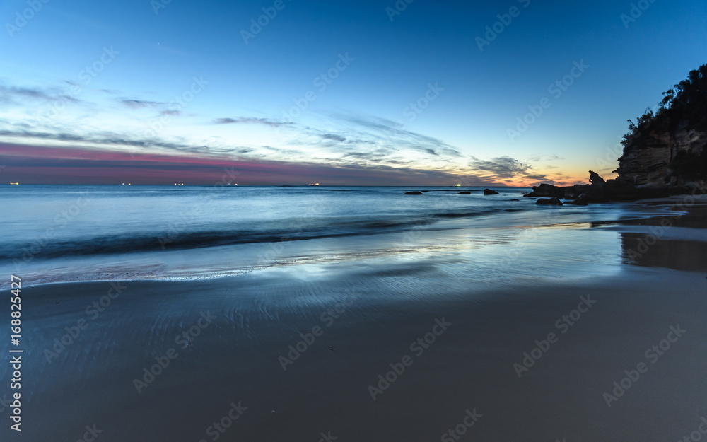 Fototapeta premium Blue and Pink Daybreak Seascape
