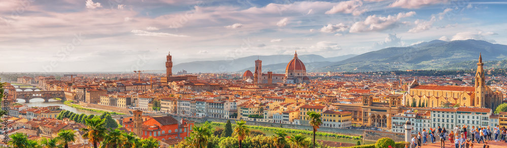 Fototapeta premium Piękny krajobraz powyżej, panorama na historyczny widok Florencji z punktu Piazzale Michelangelo. Włochy.