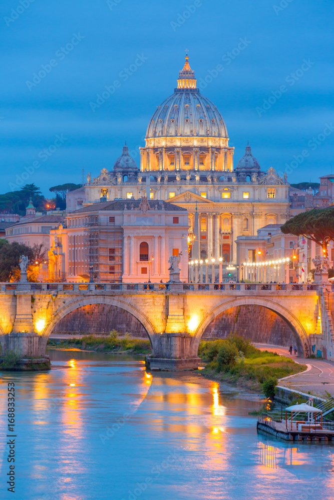 Naklejka premium Widok na Tyber i katedrę św. Piotra w Rzymie
