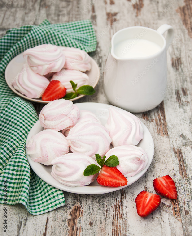 Marshmallows with strawberries